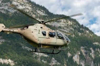 Mollis, İsviçre, 18 Ağustos, 2023 T-367 İsviçre askeri Eurocopter EC-635 P2 + helikopter hava gösterimi sırasında