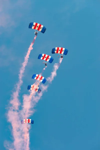 2023年8月18日 在瑞士莫利斯 英国皇家空军猎鹰巡游者在一场空中表演中 他们带着浓烟表演 — 图库照片