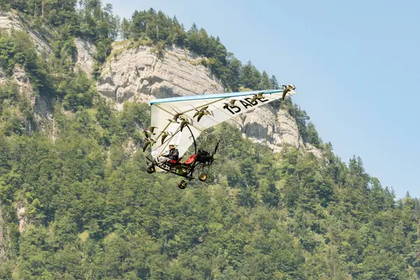 Mollis Sviçre Ağustos 2023 Ultralight Uçağına Hava Gösterimi Sırasında Kuşlar — Stok fotoğraf
