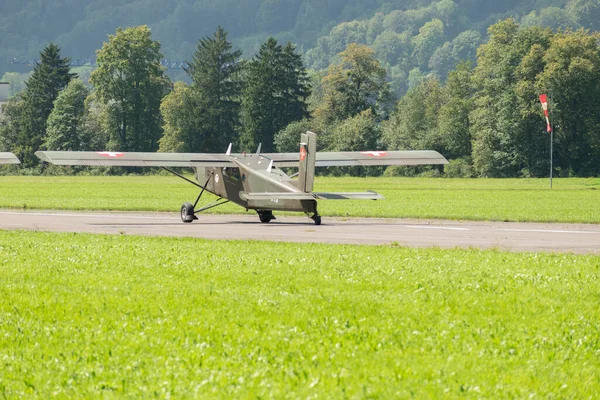 モリス スイス 2023 ピラトゥス ターボポータープロペラ航空機滑走路でタクシー — ストック写真