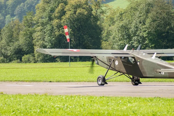 Mollis Schweiz Augusti 2023 Pilatus Turbo Porter Propellerflygplan Taxar Startbanan — Stockfoto