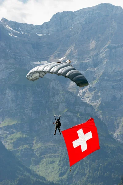 Mollis Schweiz August 2023 Schweizer Fallschirmspringer Mit Schwenkender Schweizer Flagge — Stockfoto