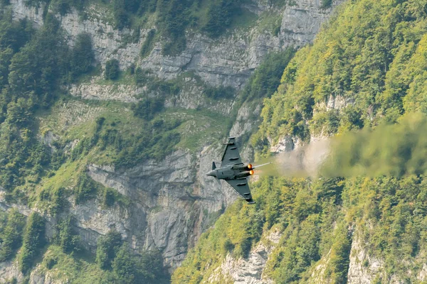 2023年8月18日 瑞士莫利斯欧洲战斗机台风军用喷气式飞机正在空中表演杂技 — 图库照片