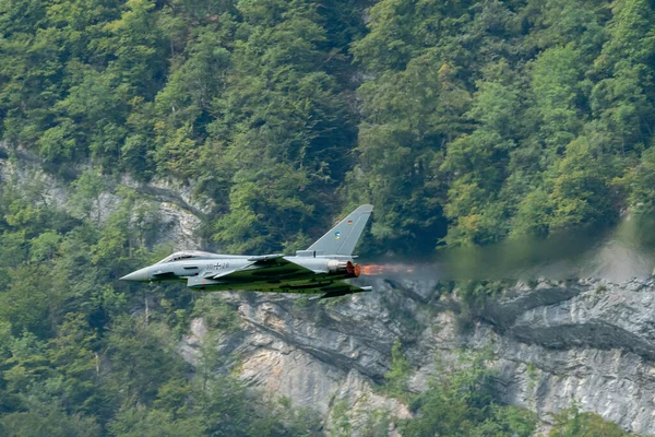 2023年8月18日 瑞士莫利斯欧洲战斗机台风军用喷气式飞机正在空中表演杂技 — 图库照片