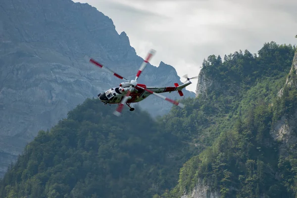 Mollis, İsviçre, 18 Ağustos 2023 Çek Hava Kuvvetleri PZL Swidnik W-3 Sokol helikopteri bir hava gösterisi sırasında