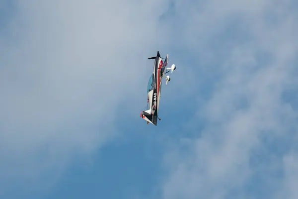モリス スイス 2023 Mad Xtreme Air 航空ディスプレイ中にアクロバットを行っている航空機 — ストック写真
