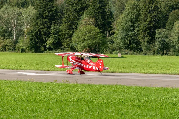 Mollis Schweiz August 2023 8671 Pitts Spezialdoppeldeckerflugzeug Landet Auf Piste — Stockfoto