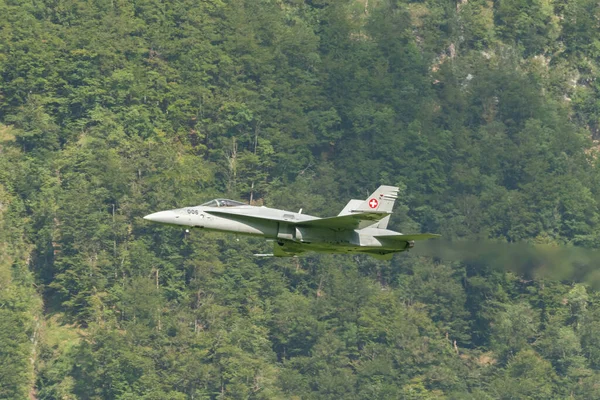 瑞士莫利斯 2023年8月18日瑞士军队麦克唐纳道格拉斯F 18大黄蜂喷气式飞机正在空中表演杂技 — 图库照片