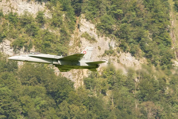 瑞士莫利斯 2023年8月18日瑞士军队麦克唐纳道格拉斯F 18大黄蜂喷气式飞机正在空中表演杂技 — 图库照片