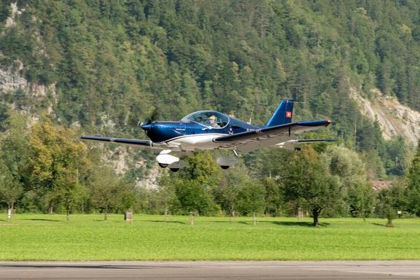 Mollis, İsviçre, 18 Ağustos 2023 HB-KKB BRM Aero Bristell B23 pervaneli uçak 19 nolu piste iniyor.