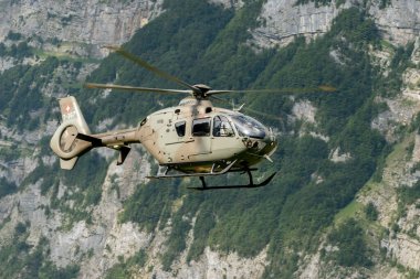 Mollis, İsviçre, 18 Ağustos, 2023 T-367 İsviçre askeri Eurocopter EC-635 P2 + helikopter hava gösterimi sırasında