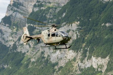 Mollis, İsviçre, 18 Ağustos, 2023 T-367 İsviçre askeri Eurocopter EC-635 P2 + helikopter hava gösterimi sırasında
