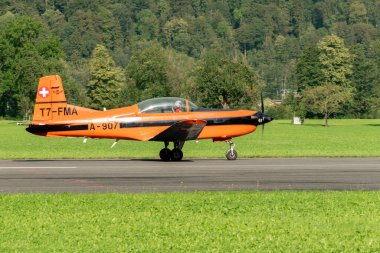 Mollis, İsviçre, 18 Ağustos 2023 Pilatus PC-7 pervaneli uçak piste iniyor.