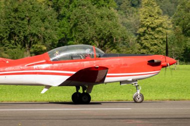 Mollis, İsviçre, 18 Ağustos 2023 Pilatus PC-7 pervaneli uçak piste iniyor.