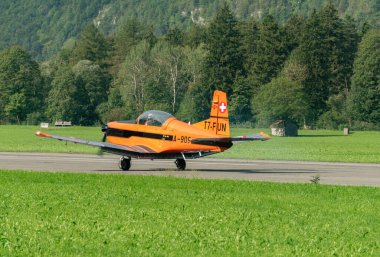 Mollis, İsviçre, 18 Ağustos 2023 Pilatus PC-7 pervaneli uçak piste iniyor.