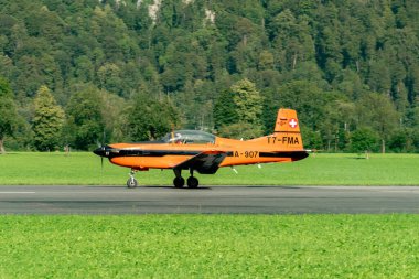 Mollis, İsviçre, 18 Ağustos 2023 Pilatus PC-7 pervaneli uçak piste iniyor.