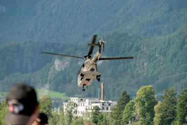 Mollis, İsviçre, 18 Ağustos 2023 İsviçre askeri süper puma helikopteri.