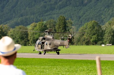Mollis, İsviçre, 18 Ağustos 2023 İsviçre askeri süper puma helikopteri.