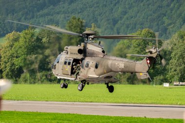 Mollis, İsviçre, 18 Ağustos 2023 İsviçre askeri süper puma helikopteri.