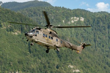 Mollis, İsviçre, 18 Ağustos 2023 İsviçre askeri süper puma helikopteri.