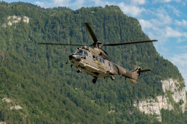 Mollis, İsviçre, 18 Ağustos 2023 İsviçre askeri süper puma helikopteri.