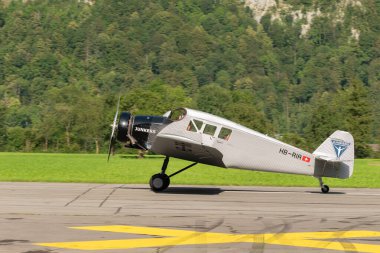 Mollis, İsviçre, 18 Ağustos 2023 HB-RIA Junkers F13 pervaneli uçak 19 nolu pistte.
