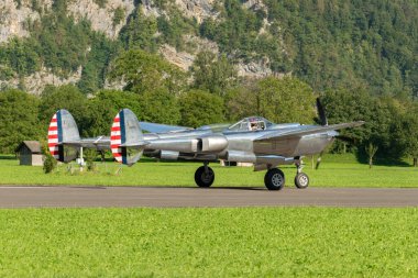 Mollis, İsviçre, 18 Ağustos 2023 N-25Y Lockheed P-38L Lightning uçağı pistte