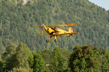 Mollis, İsviçre, 18 Ağustos 2023 HB-UUD Buecker 131 Jungmann uçağı 19 nolu piste indi.