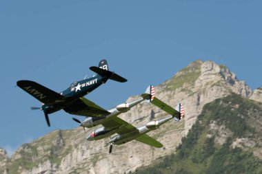 Mollis, İsviçre, 18 Ağustos 2023 Lockheed P-38L Yıldırım ve bir Chance Vought F4U-4 Corsair hava gösterisi sırasında