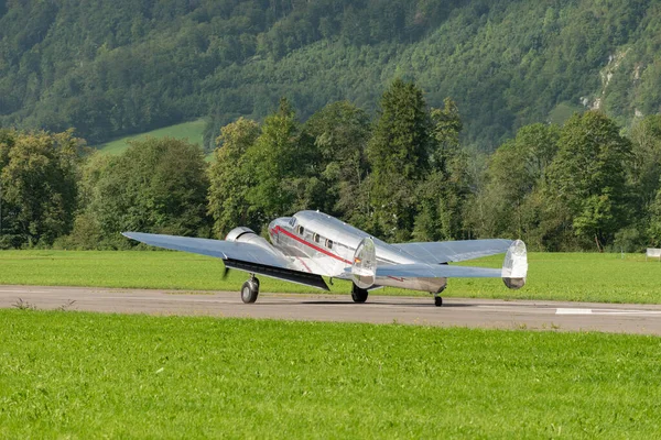 2023年8月18日 瑞士莫利斯 81125 Lockheed Model Electra Junior飞机在跑道上滑行 — 图库照片