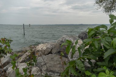 Bregenz, Avusturya, 14 Eylül 2023 Bulutlu bir günde Constance Gölü üzerinde