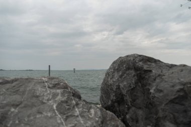 Bregenz, Avusturya, 14 Eylül 2023 Bulutlu bir günde Constance Gölü üzerinde