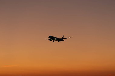 Zürih, İsviçre, 6 Eylül 2023 HB-AZL Helvetic Hava Yolları Embraer E195-E2 uçağı akşam 14 numaralı piste yaklaşmaktadır.