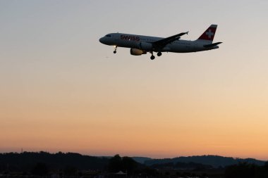 Zürih, İsviçre, 6 Eylül 2023 HB-IJJ İsviçreli uluslararası havayolları Airbus A320-214 uçağı 14 numaralı piste inmektedir.