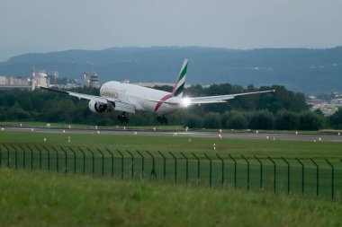 Zürih, İsviçre, 6 Eylül 2023 A6-EQH Emirlikleri Boeing 777-31her uçağı 14 numaralı piste iniyor.