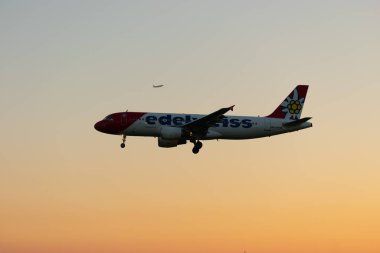 Zürih, İsviçre, 6 Eylül 2023 HB-IJW Edelweiss Air Airbus A320-214 sefer sayılı uçak 14 numaralı piste yaklaşmaktadır.