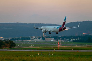 Zürih, İsviçre, 6 Eylül 2023 D-ABKJ Eurowings Boeing 737-86J uçak iniş pisti, 14.