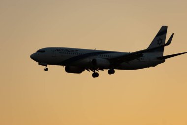 Zürih, İsviçre, 6 Eylül 2023 4X-EKO El Al İsrail Havayolları Boeing 737-86Q uçağı 14 numaralı piste iniyor.