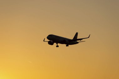 Zürih, İsviçre, 6 Eylül 2023 HB-JDD İsviçreli uluslararası havayolları Airbus A320-271N Neo uçağı 14 numaralı piste iniyor.