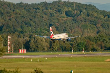 Zürih, İsviçre, 6 Eylül 2023 G-EUYB British Airways Airbus A320-232 uçağı 14 numaralı piste iniyor.
