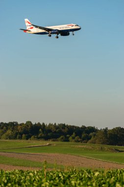 Zürih, İsviçre, 6 Eylül 2023 G-EUYB British Airways Airbus A320-232 uçağı 14 numaralı piste iniyor.