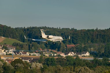 Zürih, İsviçre, 6 Eylül 2023 N-721V Gulfstream G550 uçağı 14 numaralı piste iniyor.