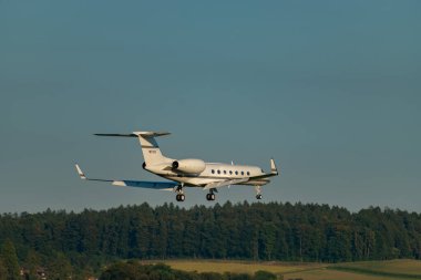 Zürih, İsviçre, 6 Eylül 2023 N-721V Gulfstream G550 uçağı 14 numaralı piste iniyor.