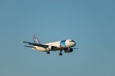 Zürih, İsviçre, 6 Eylül 2023 LY-FJI Montenegro Airbus A320-232 uçağı 14 nolu piste iniyor.