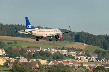 Zürih, İsviçre, 6 Eylül 2023 EI-SID SAS Scandinavian Airlines Airbus A320-251N 14. piste yaklaşan son uçak.