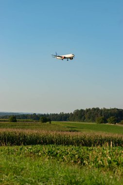 Zürih, İsviçre, 6 Eylül 2023 EI-SID SAS Scandinavian Airlines Airbus A320-251N 14. piste yaklaşan son uçak.