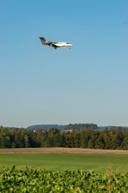 Zürih, İsviçre, 6 Eylül 2023 D-COPI Müfreze Havacılık Pilatus PC-24 uçağı pist 14 'e yaklaşıyor.