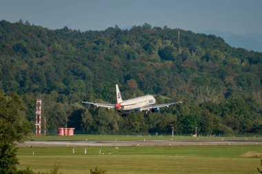 Zürih, İsviçre, 6 Eylül 2023, LZ-FSC Fly2Sky Airbus A321-231, pist 14 'e iniyor.