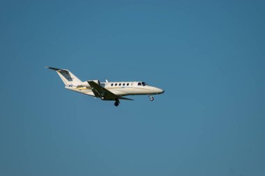 Zürih, İsviçre, 6 Eylül 2023 D-ILUI Cessna 525A CJ2 + uçak 14 nolu piste yaklaşırken