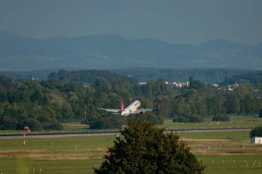 Zürih, İsviçre, 6 Eylül 2023 TC-LSZ Türk Hava Yolları Airbus A321-271N Neo uçağı 14 numaralı piste yaklaşamadıktan sonra bir tur atıyor.